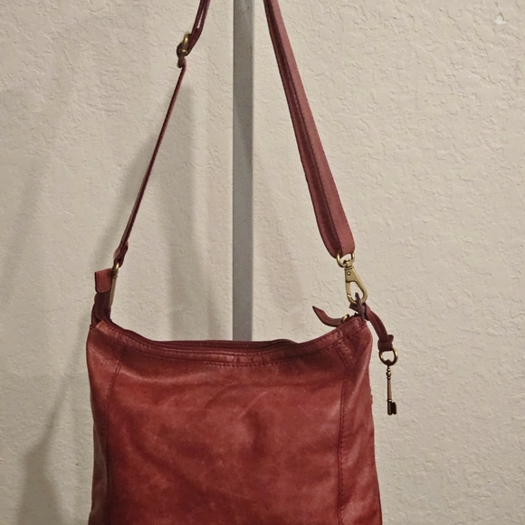 Fossil vintage red lamb leather crossbody bag with key - Picture 2 of 6